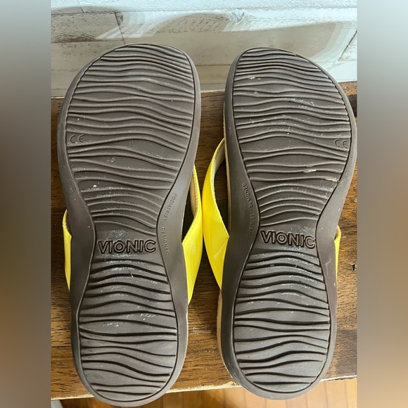 Vionic Yellow Mona W/ Button Thong Toe Post Casual Sandals.  Size 8 - Picture 6 of 7